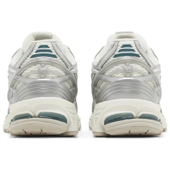 New Balance 1906R Silver Metallic Sea Salt M1906REE Men\'s Size 7 Women\'s 8.5